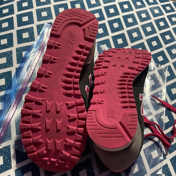 Worn twice WL501SHK New Balance sneakers in black/pink with white trim - Picture 5 of 5